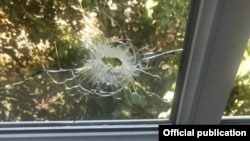 Пробитое пулей стекло в больнице села Интернационал.