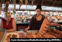 Местный рынок изобилует сезонными овощами и рыбой