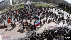 Орусиячыл активисттер Донецк облустук коопсуздук кызматынын жанында орнотулган баррикадада. 7-апрель,  2014-жыл. 