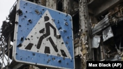 Ілюстраційне фото. Знак пішохідного переходу неподалік руїн Донецького аеропорту, 25 жовтня 2015 року