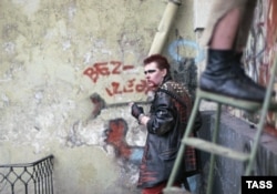 Кадр из фильма "Легко ли быть молодым?"