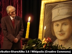 Професор Ярослав Дашкевич біля портрету матері Олени Степанів (1892–1963), науковця, громадської і військової діячки. Вона перша у світі жінка, яку офіційно зарахували на військову службу в званні офіцера – була четаркою Української Галицької Армії (УГА). Львів, 2007 рік