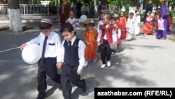 Çagalary goramagyň halkara gününde bir köpçülik çäresine gatnaşdyrylýan körpeler. Aşgabat. Arhiw suraty. 1-nji iýun, 2015 ý.