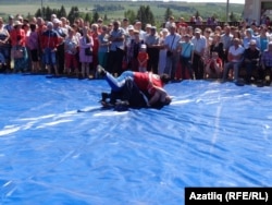 Көрәштә Таһир Хуҗагалиев (кызыл футболкадан)