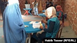 یک خانم حین رأی دهی در ولایت غزنی. September 28 2019