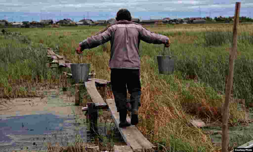 Балыгы да эчәр суы да күлдән. Кыш көне күлнең бозын кисеп эретеп эчәләр