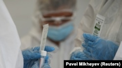 Алматы шаарынын дарыгерлери ПЧР каражатын даярдоодо. 2020-жылдын 17-июну.