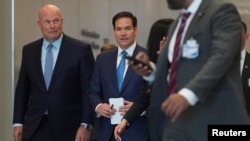 ABŞ-nyň Döwlet sekretary Marko Rubio (ortada), şeýle-de ABŞ-nyň NATO-daky ilçisi Matt Whitaker (çepde) 3-nji aprelde NATO-nyň Brýusseldäki baş edarasynda.