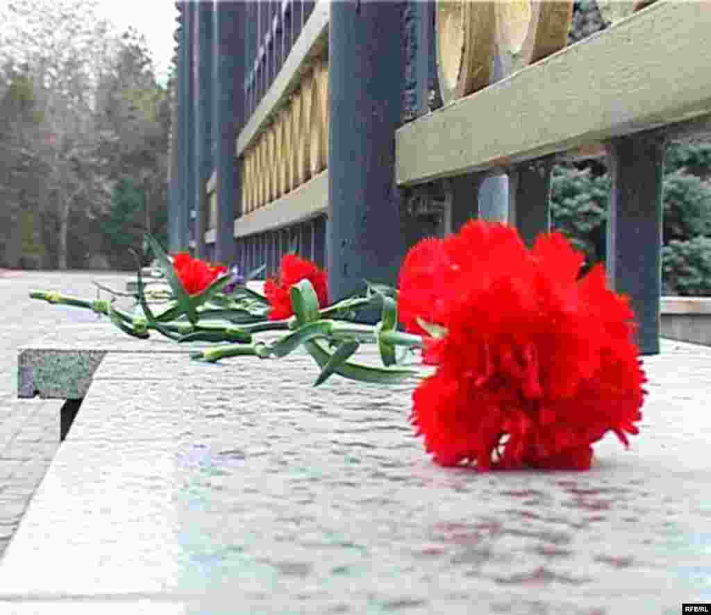 Өкмөт үйүнүн алдында болгон Аксы курмандыктарын эскерүү акциясы көпкө созулбай бир сааттан кийин аяктады. -  Аксы окуясын эскерген реквием пикет түрүндө өттү. Ага “Аксы окуясы унутулбайт!”, “Элге атылган ок эне сүтүн сатканга барабар!” деген ураандар жазылган плакаттарды кармаган 100 гө чукул киши катышты. Негизинен оппозициялык БЭКтин мүчөлөрү, жарандык коомдун өкүлдөрү бийлик баары бир 2002-жылы 17-18-мартта элге карата ок аткандыгы үчүн жооп берет, деп белгилешти.