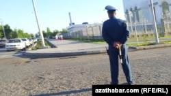 Polisiýanyň Ýol Gözegçilik Gullugynyň (PÝGG) işgäri