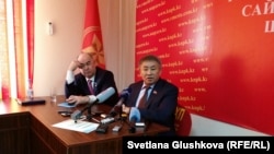 Қазақстан президенттігіне ҚКХП атынан түскен кандидат Тұрғын Сыздықов (оң жақта) пен депутат Владислав Косарев. Aстана. 26 наурыз, 2015 жыл.