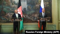 سرگی لاوروف وزیر خارجه روسیه دیروز با محمد حنیف اتمر همتای افغانی اش در مسکو