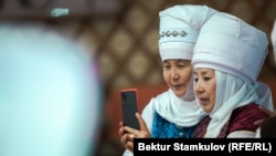 “Элечек жумалыгы” учурунда сүрөткө түшүп жаткан айымдар. 30-октябрь