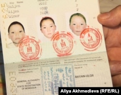 Фотографии детей репатриантки Сауле Каспай в ее паспорте. Алматинская область, март 2013 года. Иллюстративное фото.