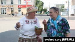 Мінакоў частавалі вішнямі