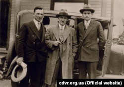 Євген Коновалець (по центру) із невідомими, 1930-і роки