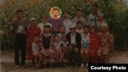 Маркум Ташкенбай Мойдунов жакындары менен. (Сүрөт Клооп.kg сайтынан алынды)