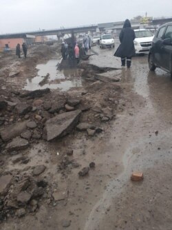 Toshkent metrosining Qo‘yliq liniyasida 18 dekabr kuni ham provodniklarni majburan ishlatish to‘xtamagan. Suratdagi ishchilar o‘zlarining temiryo‘lchilar ekanini aytmoqda.