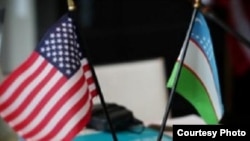 АКШ менен Өзбекстандын желеги.