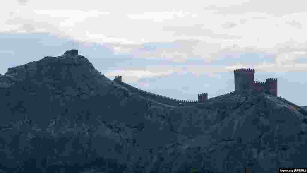 Краєвид із набережної на головну пам&#39;ятку міста &ndash; Генуезьку фортецю