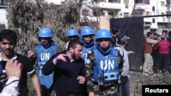 Сирияда азырынча БУУнун аз сандагы гана байкоочулары иштөөдө. Хомс, 24-апрель, 2012-жыл. 