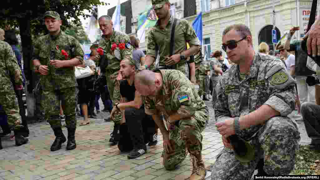 Побратими загиблих бійців віддають шану перед &laquo;​Стіною пам&rsquo;яті&raquo;