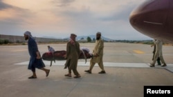 Люди переносять постраждалого від землетрусу для транспортування до лікарні, аеропорт міста Джалалабад, Афганістан, 1 вересня 2025 року