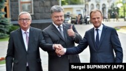 Жан-Клод Юнкер, Петро Порошенко і Дональд Туск (л -> п) перед початком саміту, Київ, 13 липня 2017 року