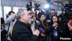 Արխիվ – Նախագահի ընդդիմադիր թեկնածու Հրանտ Բագրատյանը քվեարկելուց հետո ընտրատեղամասում պատասխանում է լրագրողների հարցերին, Երևան, 18-ը փետրվարի, 2013թ․