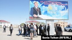 "Маңғыстаугеология" мекемесінің наразы жұмысшылары. Маңғыстау облысы  Қарақия ауданы Құрық кенті, 6 мамыр 2014 жыл.  