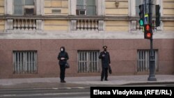 Жительница Петербурга и полицейский, 28 апреля 