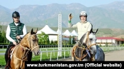 Президент Туркменистана Гурбангулы Бердымухамедов с сыном Сердаром