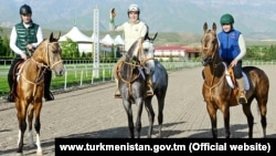 Президент Туркменистана Гурбангулы Бердымухамедов (в центре) на конной прогулке с сыном Сердаром (слева) и внуком Керимгулы (справа)    