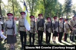 Адзначэньне выхаванцамі «Грэнады» дню мотастралковых войскаў у Слоніме пры ўдзеле вайскоўцаў з 11 брыгады. Школьнікі трымаюць чорна-жоўта-белы сьцяг Расейскай Імпэрыі. 16 верасьня 2023 году