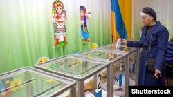 Голосування на одній з виборчих дільниць Одеси, 25 жовтня 2015 року (ілюстраційне фото)