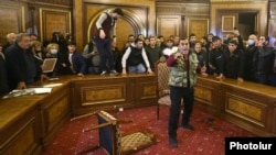 Բողոքի ակցիայի մասնակիցները կառավարության շենքում, 10-ը նոյեմբերի, 2020