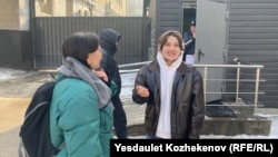 Журналист Руслан Бикетов (Казымбетов) возле департамента полиции Алматы после отбытия 15 суток ареста. 3 февраля 2025 года