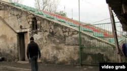 Zirzəmi  dedikləri yer-stadionun oturacaqlarının altında, idmançıların geyinib-soyunması məqsədilə tikilib