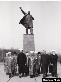 Совет чоры: имамнар Ленин һәйкәле янында