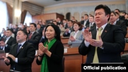 “Кыргызстан” партиясынын катарында Жогорку Кеңештин депутаты Шаршенбек Абдыкеримов (оңдо) жана Чүй облусунун мурунку губернатору Канат Исаев (солдо) да бар. 