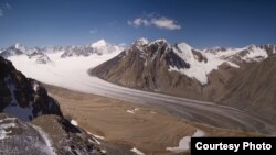 Абрамов мөңгүсү. Мөңгүлөрдүн абалына байкоо салуу боюнча Цюрих университетиндеги борбор (World Glacier Monitoring Service) тарабынан тартылган сүрөттү "Азаттыкка" Хорст  Махгут сунуш кылды.