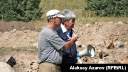 Лидер движения "Табигат" Мэлс Елеусизов (справа) на месте строительства ГКЛ "Кокжайляу".
