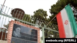 Мэмарыяльная пліта ў гонар аяталы Хамэйні