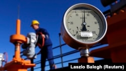 Un lucrător la o stație de pompare a gazului rusesc din Ungaria, într-o imagine de arhivă. 
