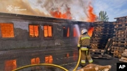 Киев вилоятида 2025 йил 9 июль куни Россия ҳужумидан сўнг келиб чиққан ёнғин 