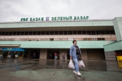 Женщина с продуктами выходит из Зеленого базара. Алматы 18 марта 2020 года.