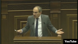 Руководитель фракции «Елк» Никол Пашинян выступает в Национальном собрании Армении, 27 февраля 2018 г.  