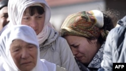 Reşat Ametovnıñ anası ve apayı onıñ 2014 senesi mart 14 kününde qılınğan cenazesinde