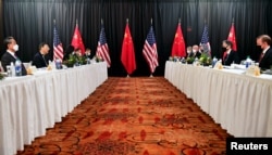 АКШнын Мамкатчысы Э.Блинкен (оңдо экинчи), АКШ Президентинин Улуттук коопсуздук боюнча кеңешчиси Ж. Салливан (оңдо), Кытай КП БК Тышкы иштер комиссиясынын кеңсесинин башчысы Ян Цзечи (солдо экинчи) жана КЭРдин тышкы иштер министри Ван И (солдо). Анкориж, Аляска, АКШ. 18.3.2021.