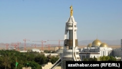 Памятник бывшему президенту Туркменистана Сапармурату Ниязову в центре Ашгабата. 22 июля 2012 года. 